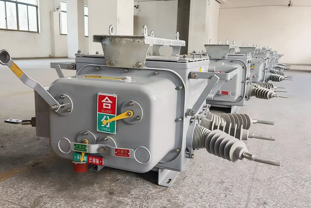 12KV Outdoor Pole Mounted Circuit Breaker